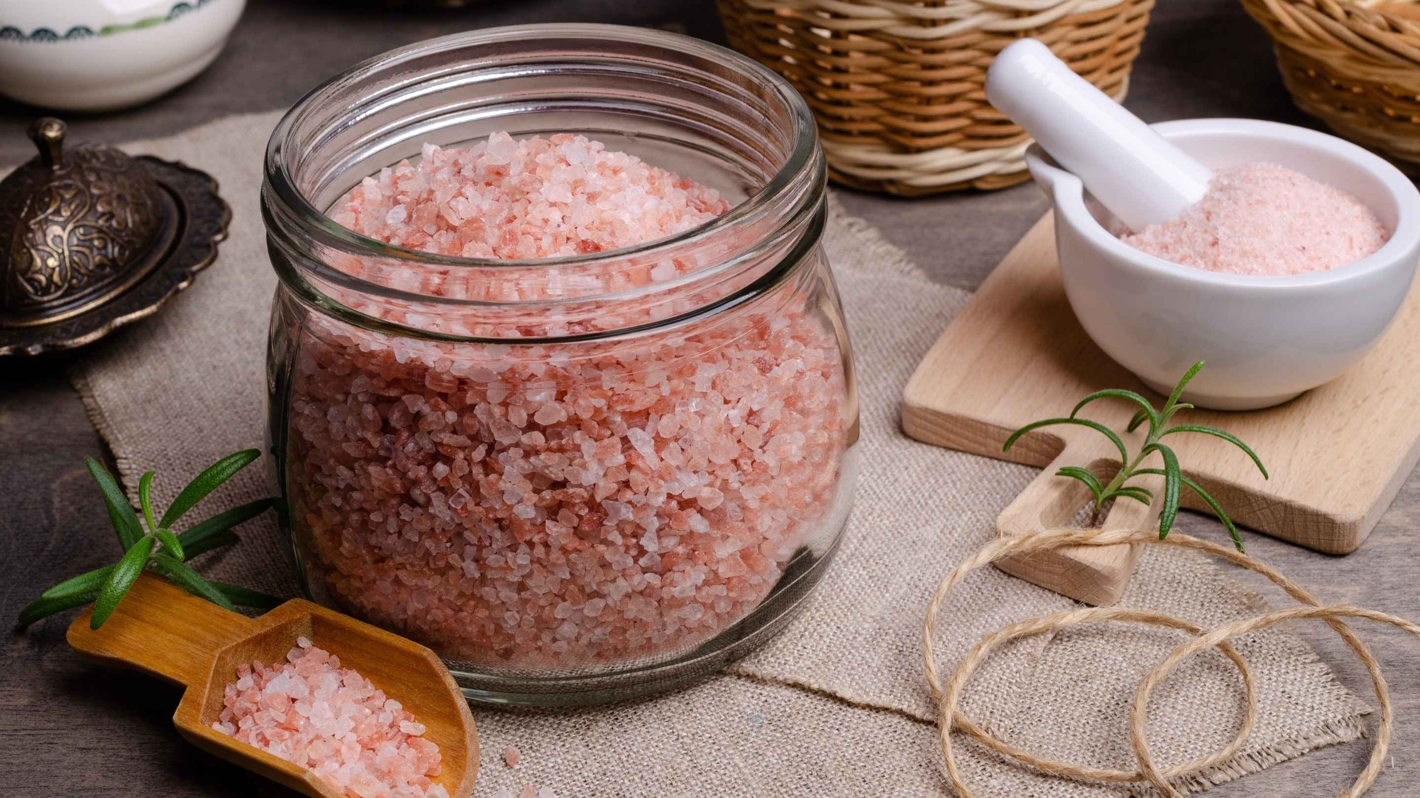 Himalayan Sea Salt Benefits for Skin & Hair: Uses, DIYs & Tips
