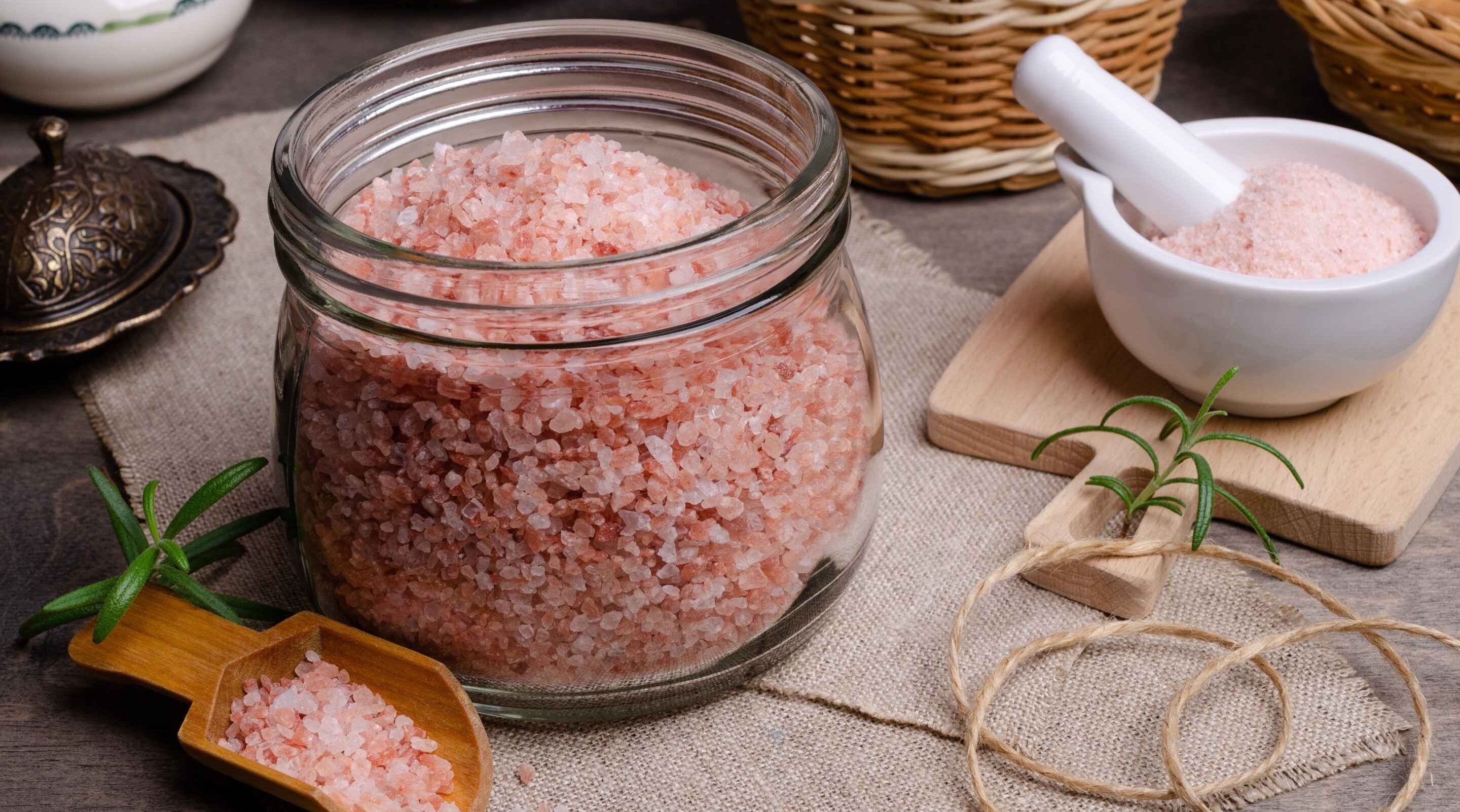 Himalayan Sea Salt Benefits for Skin & Hair: Uses, DIYs & Tips