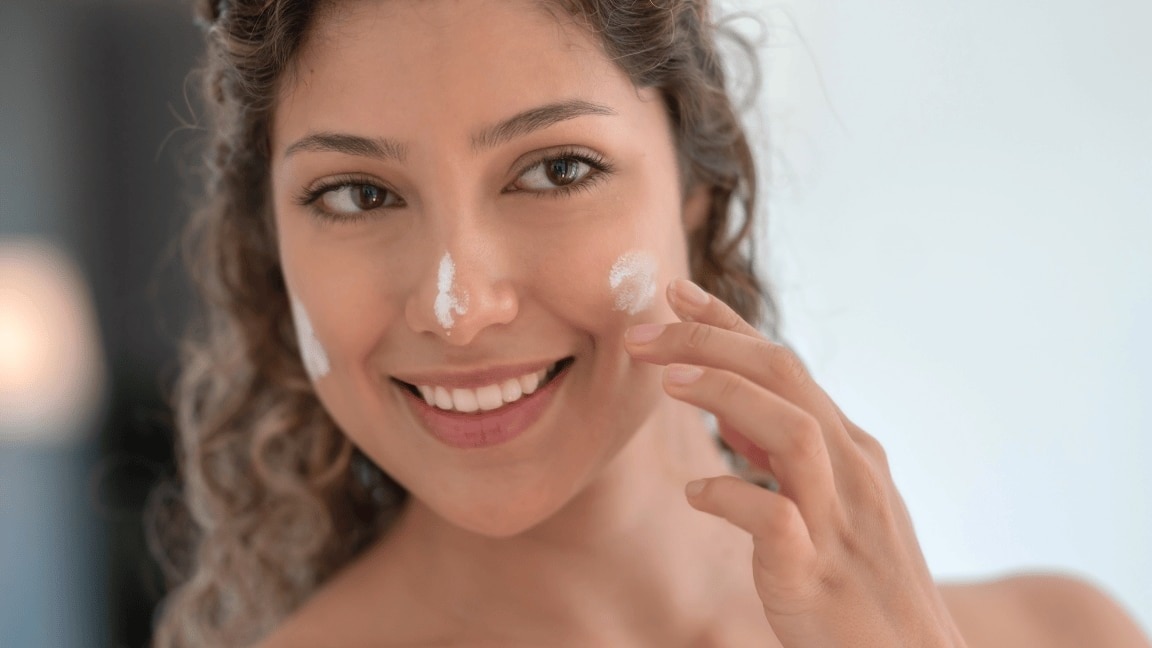 8 Reasons Why Sunscreen Stings Your Face & How to Prevent It