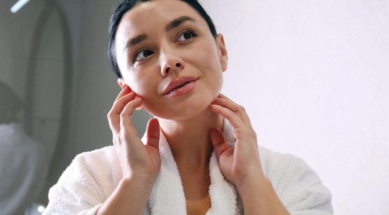 - Brightens skin complexion
