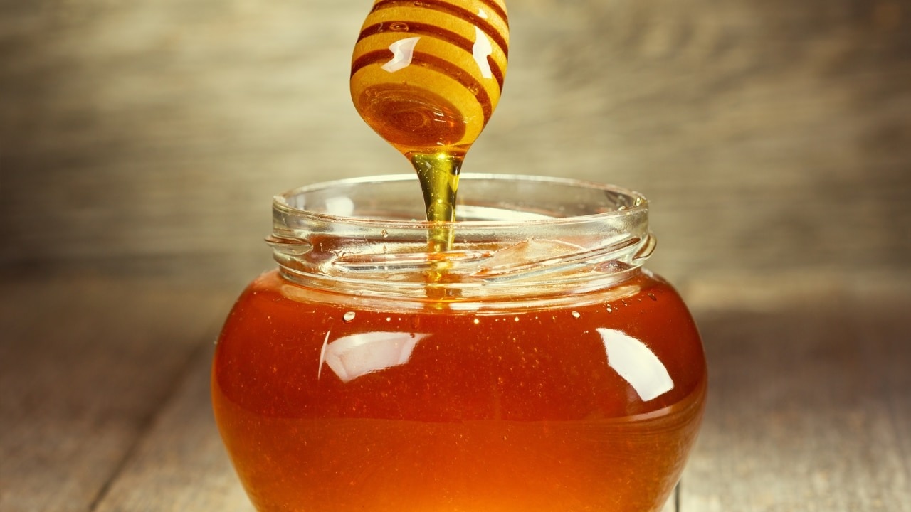  Honey and masoor dal pack for hydration