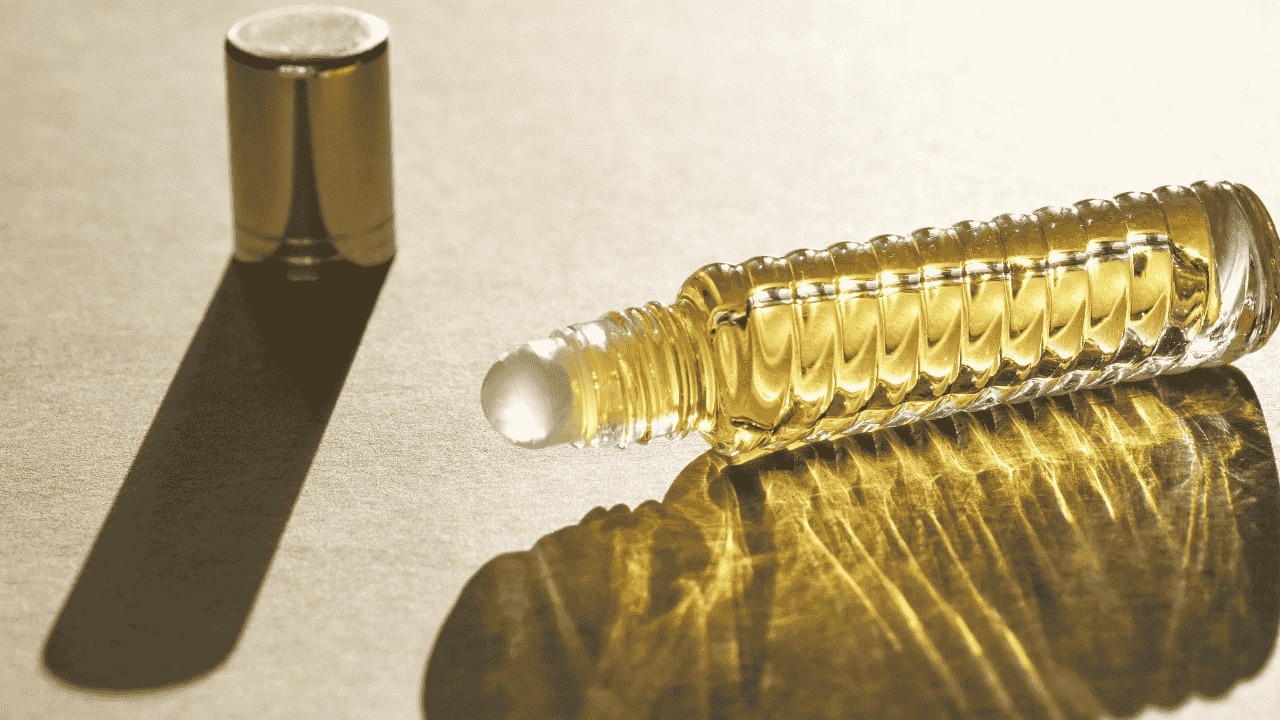 A roller glass bottle to store the lip oil