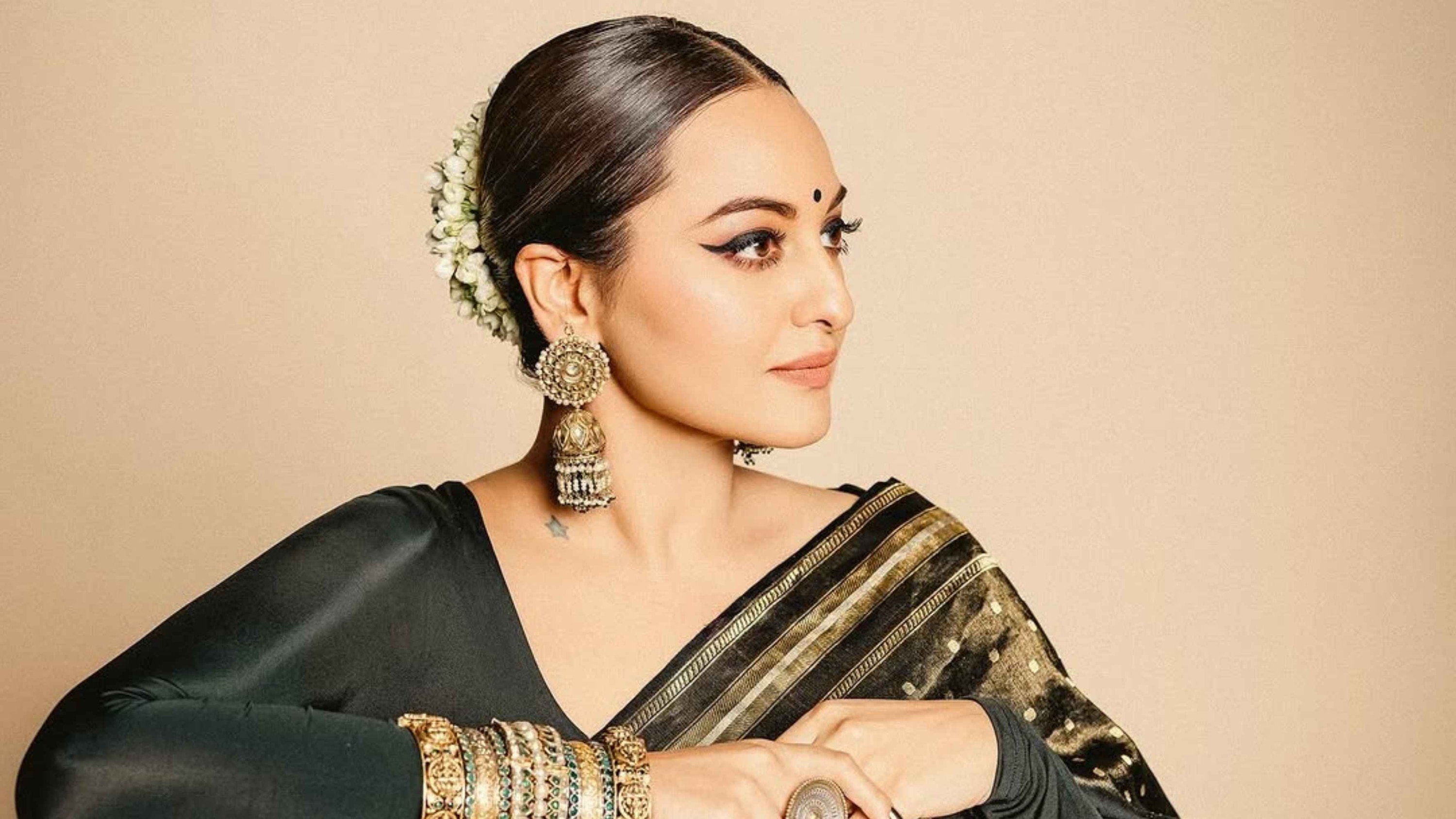 Classic Low Bun with Gajra