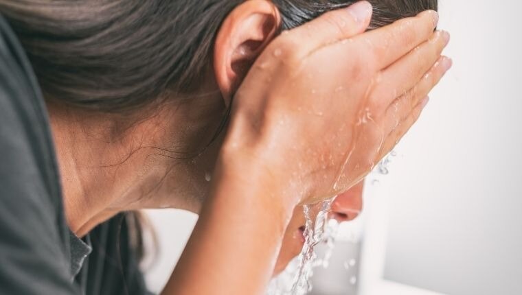Washing-your-face-immediately-after-using-the-sheet-mask