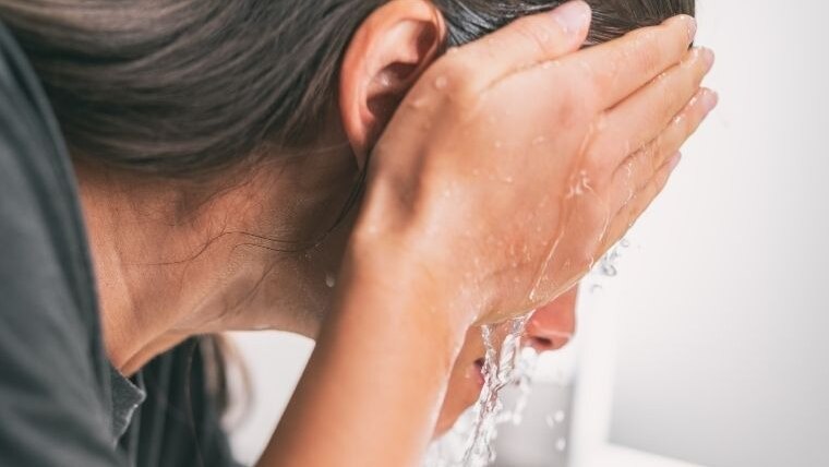 Washing-your-face-immediately-after-using-the-sheet-mask