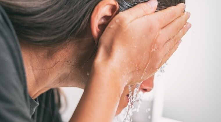 Washing-your-face-immediately-after-using-the-sheet-mask