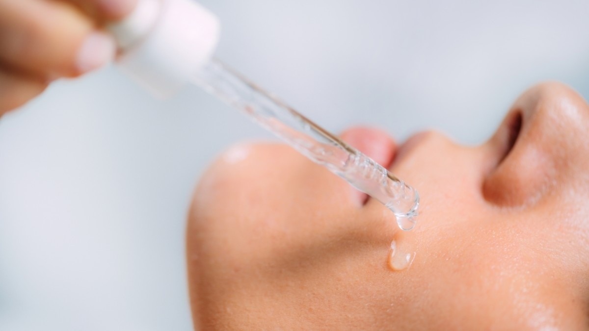 Apply Hyaluronic Acid Serum