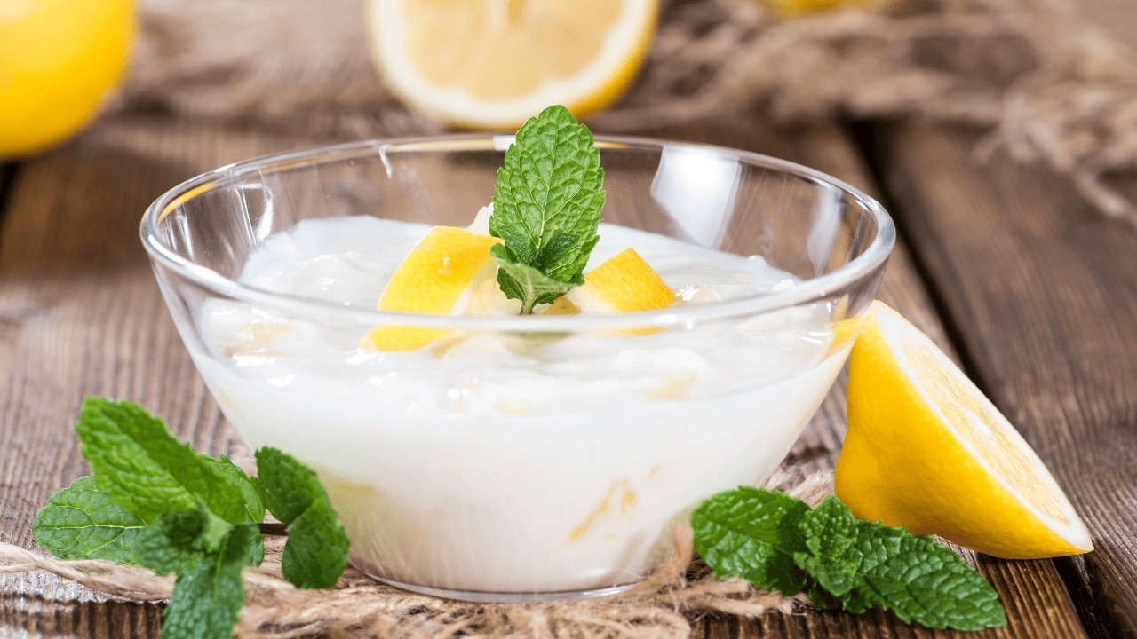 Yoghurt and lemon for dandruff