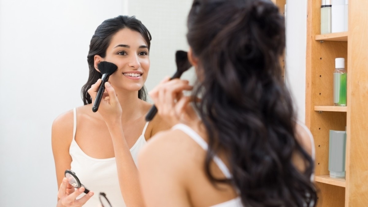 Avoid Wearing Heavy Makeup post Facial