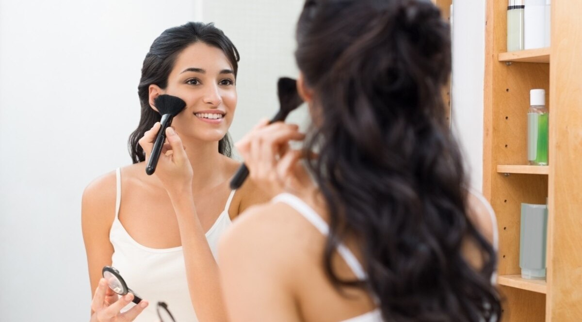 Avoid Wearing Heavy Makeup post Facial