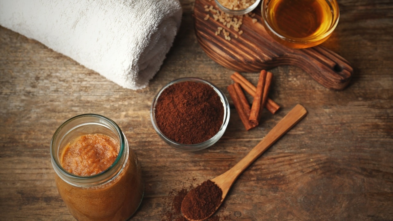 Cinnamon powder scrub