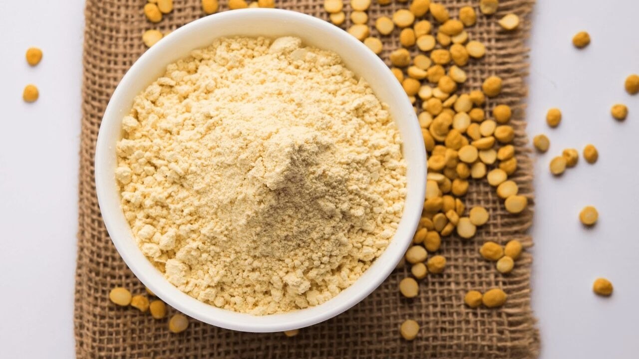 Exfoliating Gram Flour (Besan) Mask for Clear Skin