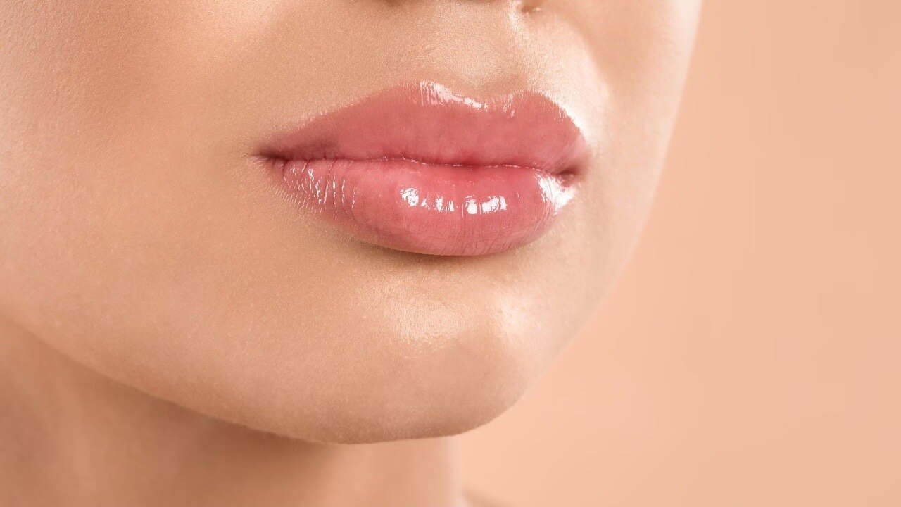 Plumps up the lip