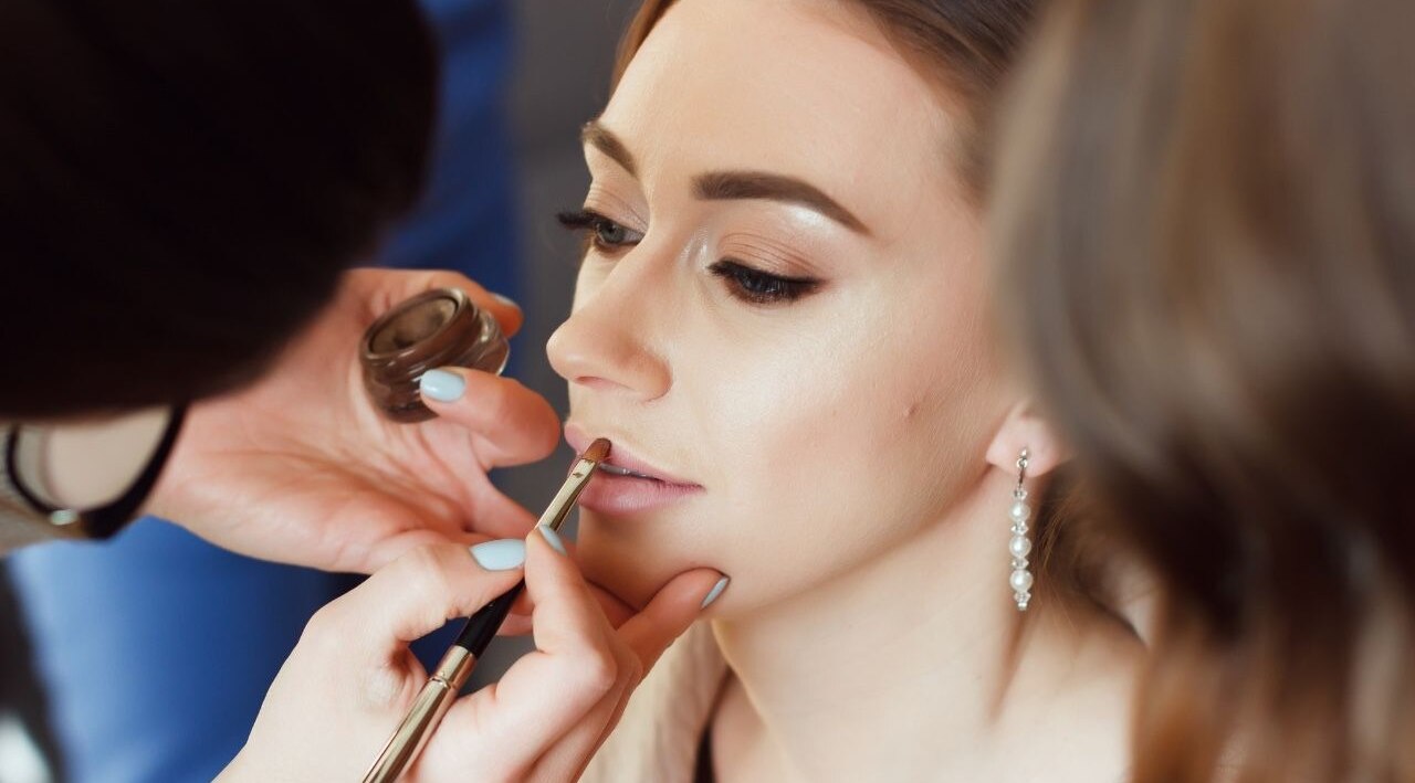 Eat a balanced diet for skin nourishment