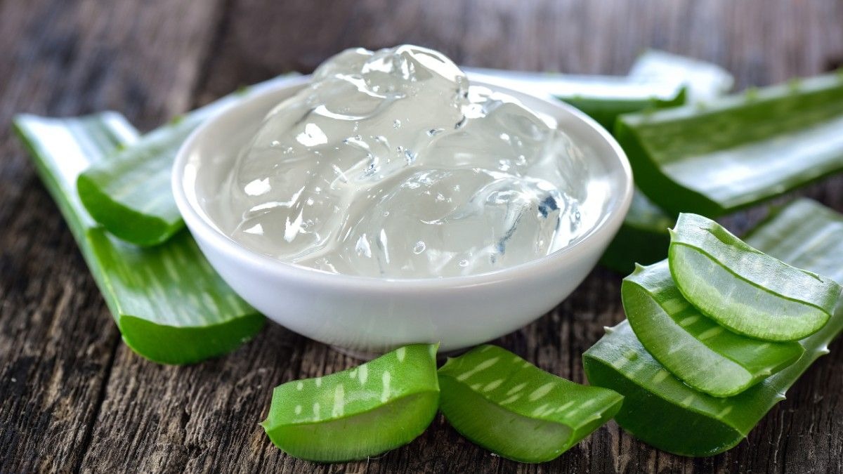 Lemon and aloe vera gel mask