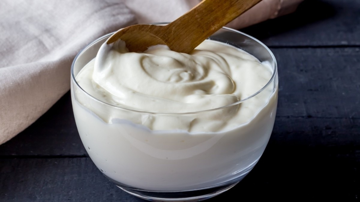 Yogurt, honey and lemon hair pack