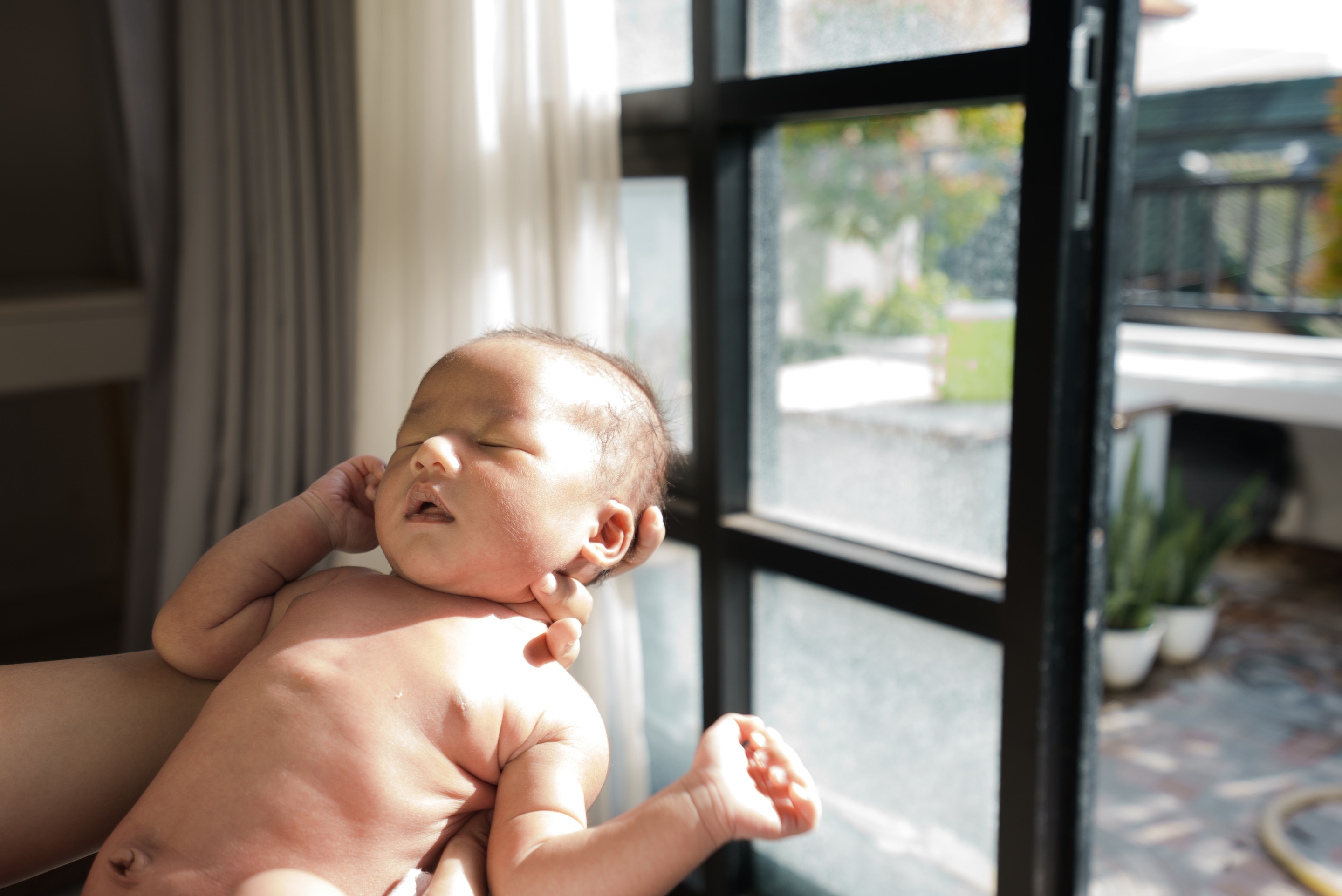 bayi yang baru lahir sedang dijemur di bawah sinar matahari