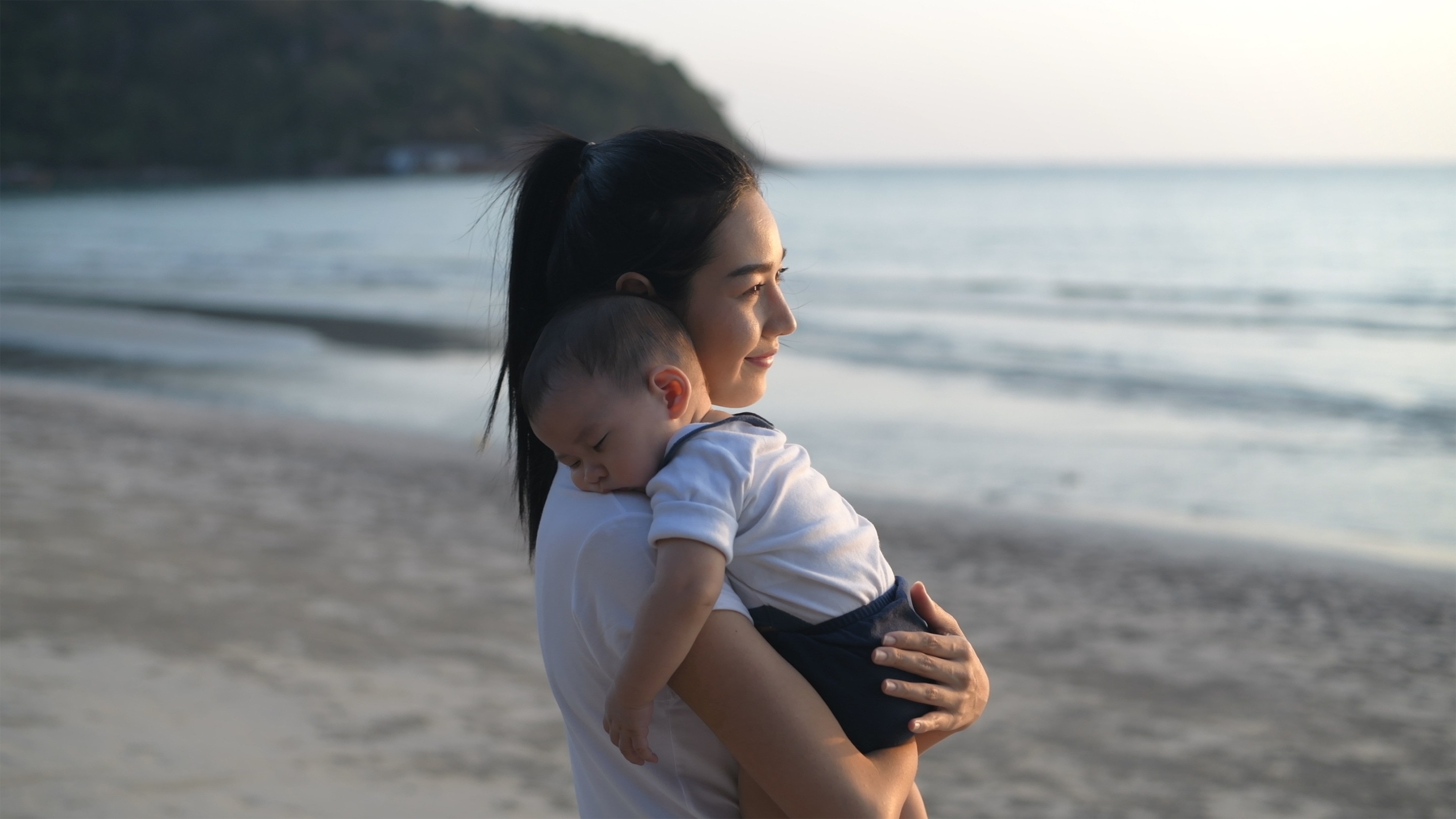 Cara alami menidurkan bayi di malam hari dengan jalan santai di pantai