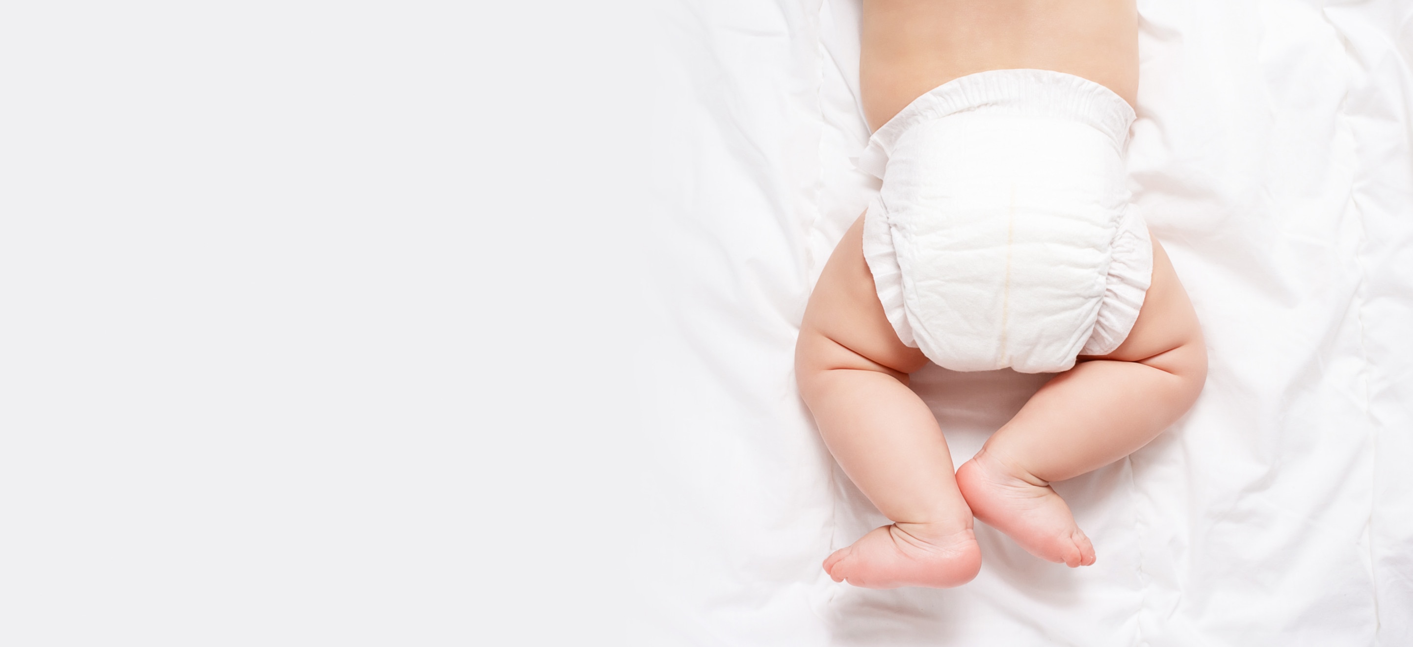 Bayi baru lahir yang memakai popok