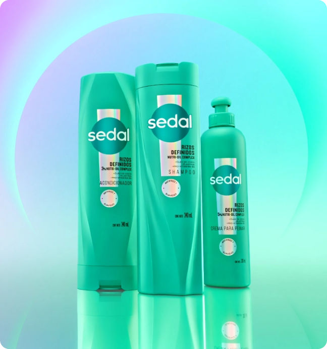 Productos línea Sedal Rizos Definidos con fondo degradado en tonos aqua y verde