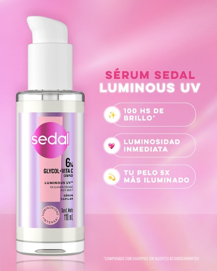 Mujer con pelo ondulado y rulos definidos por el uso de las cremas para peinar sedal