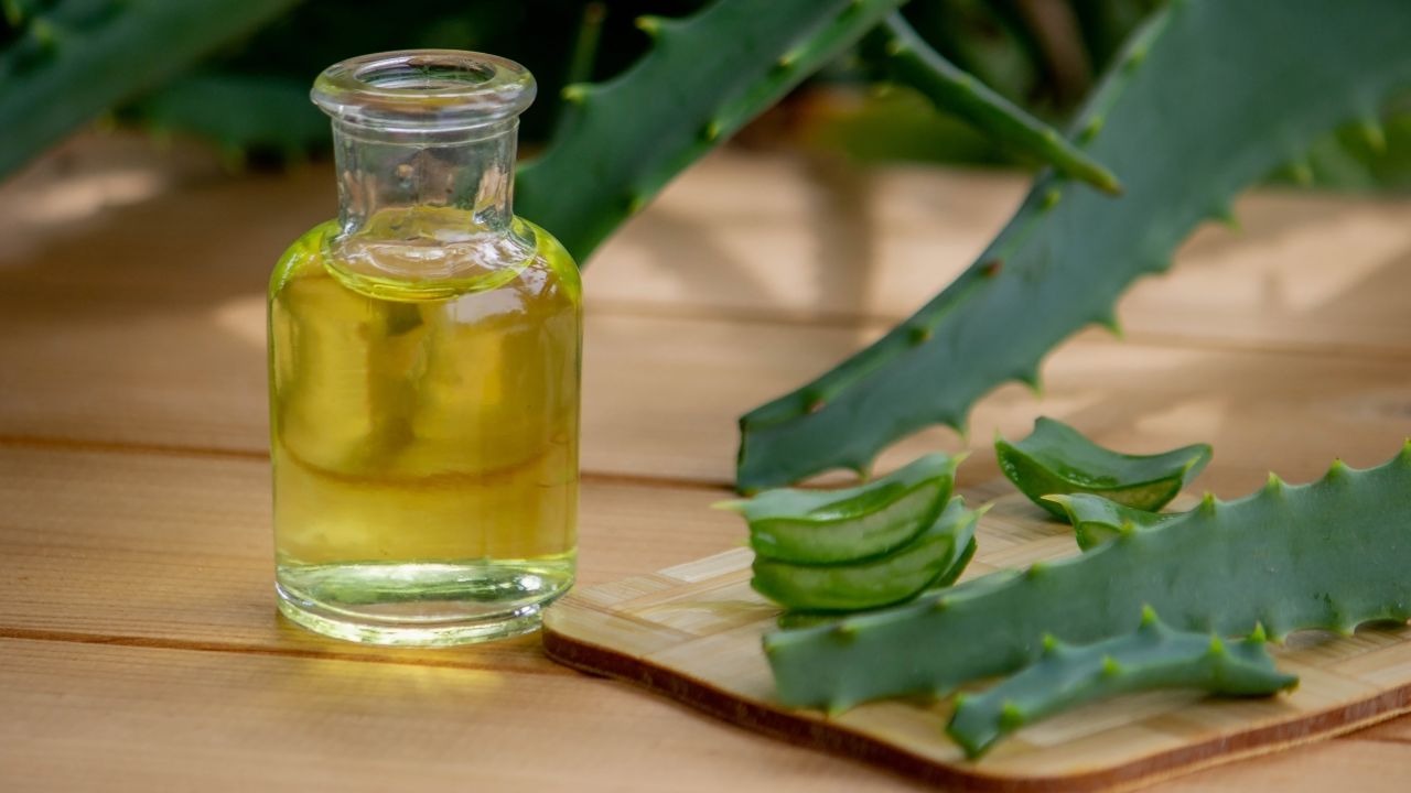 4. Aloe vera and tea tree oil