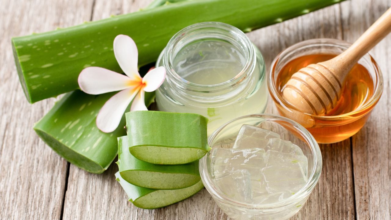 3. Aloe vera, honey and cinnamon