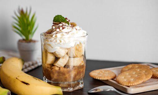 Kategori banoffee pie disajikan bersama buah-buahan.