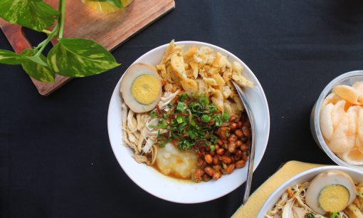 Kategori Bubur ayam Bandung komplet dalam mangkuk putih.