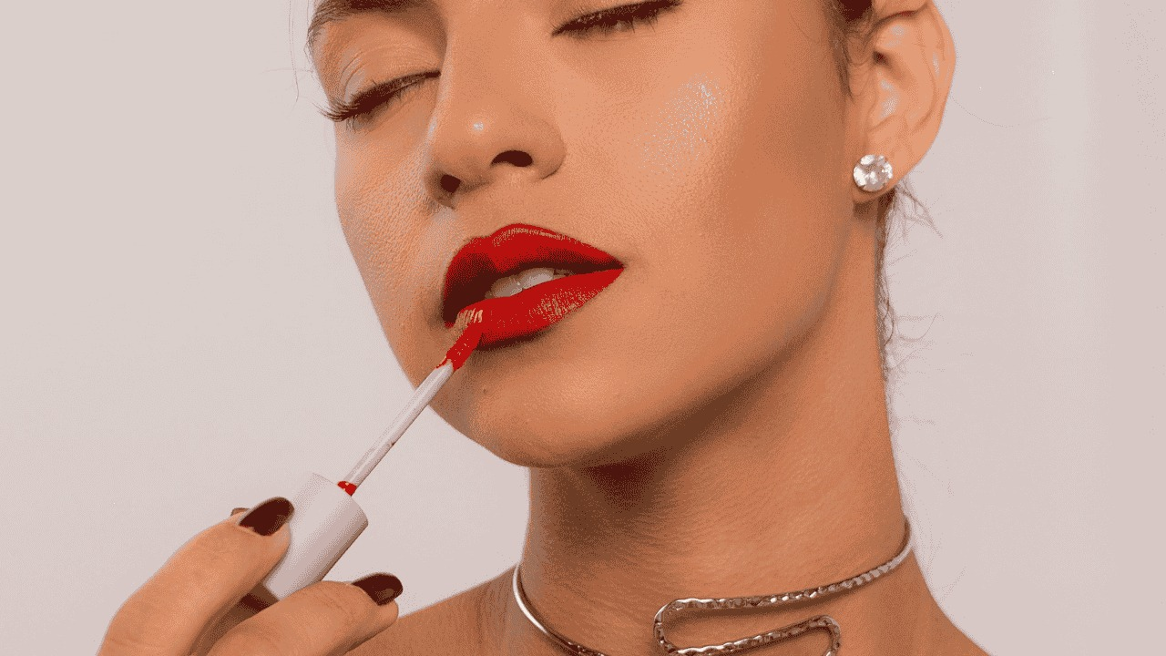 Apply Lipstick the Right Way
