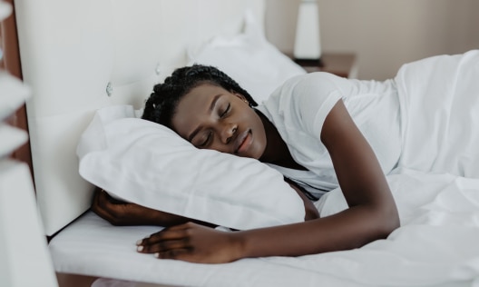 Black woman sleeping without any signs of night sweats