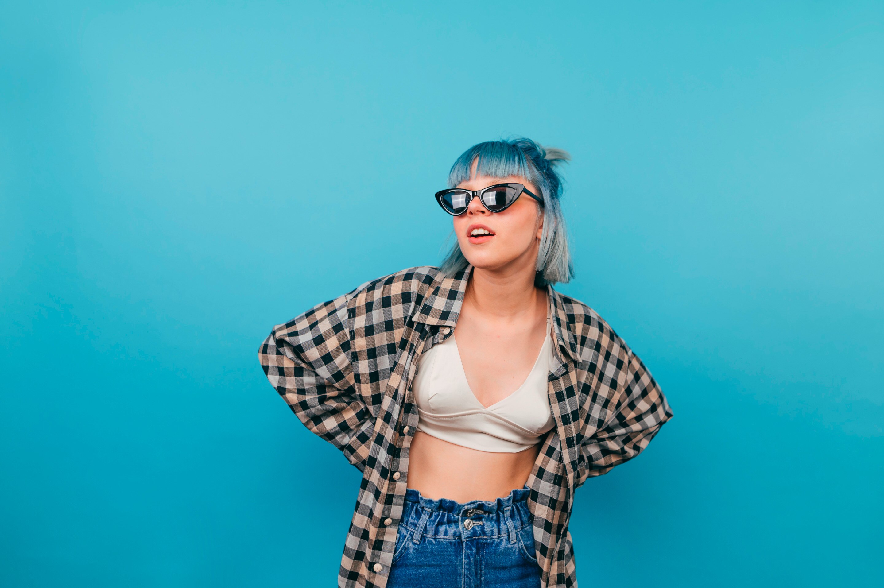 ผู้หญิง สวมแว่นกันแดด ใส่เสื้อเชิ้ตลายตาราง กางเกงยีนส์ ผมหน้าม้า ผมสั้น รวบผมบันครึ่งศีรษะ ผมสีน้ำเงินเทา