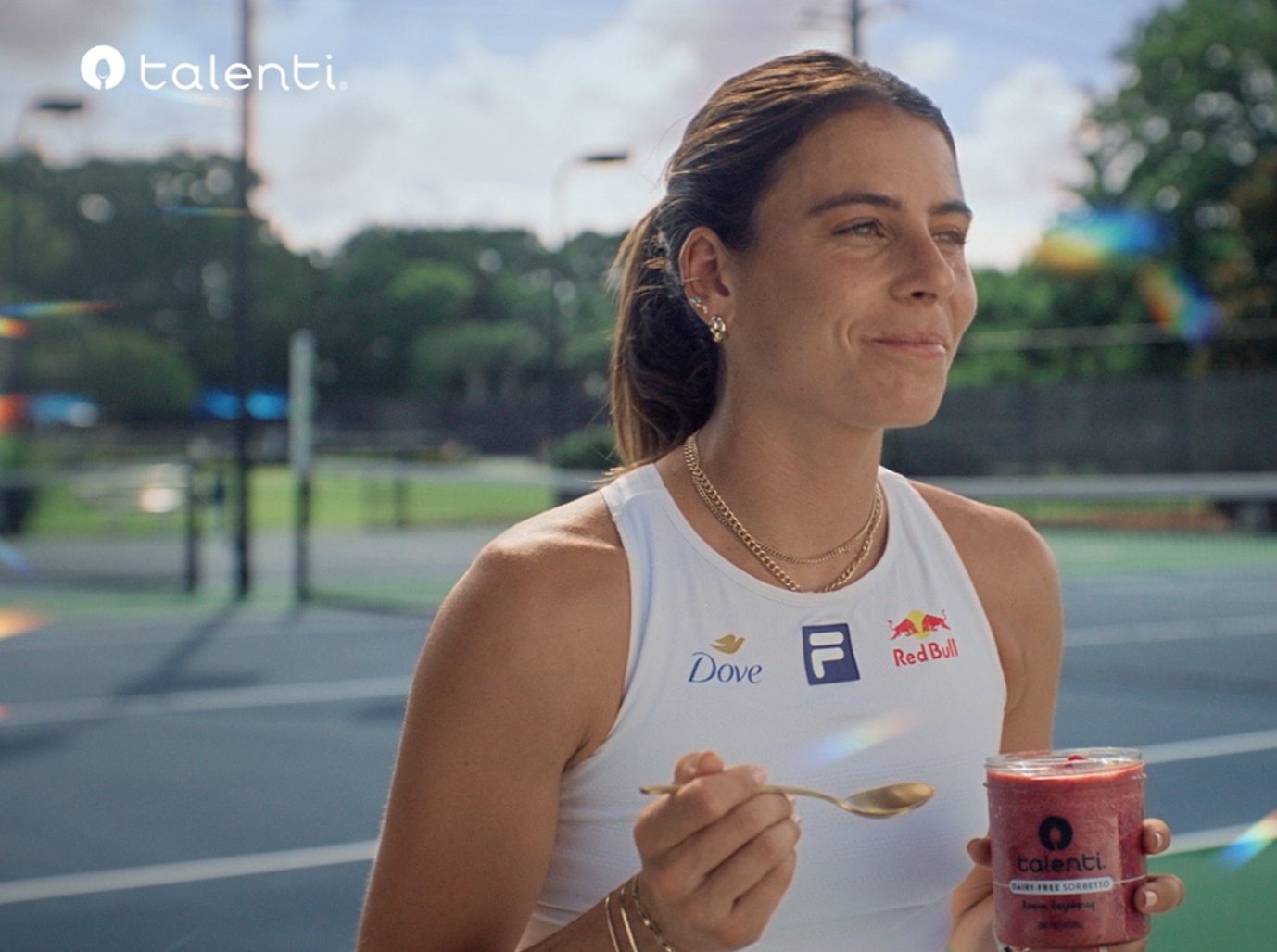 Emma Navarro on court 