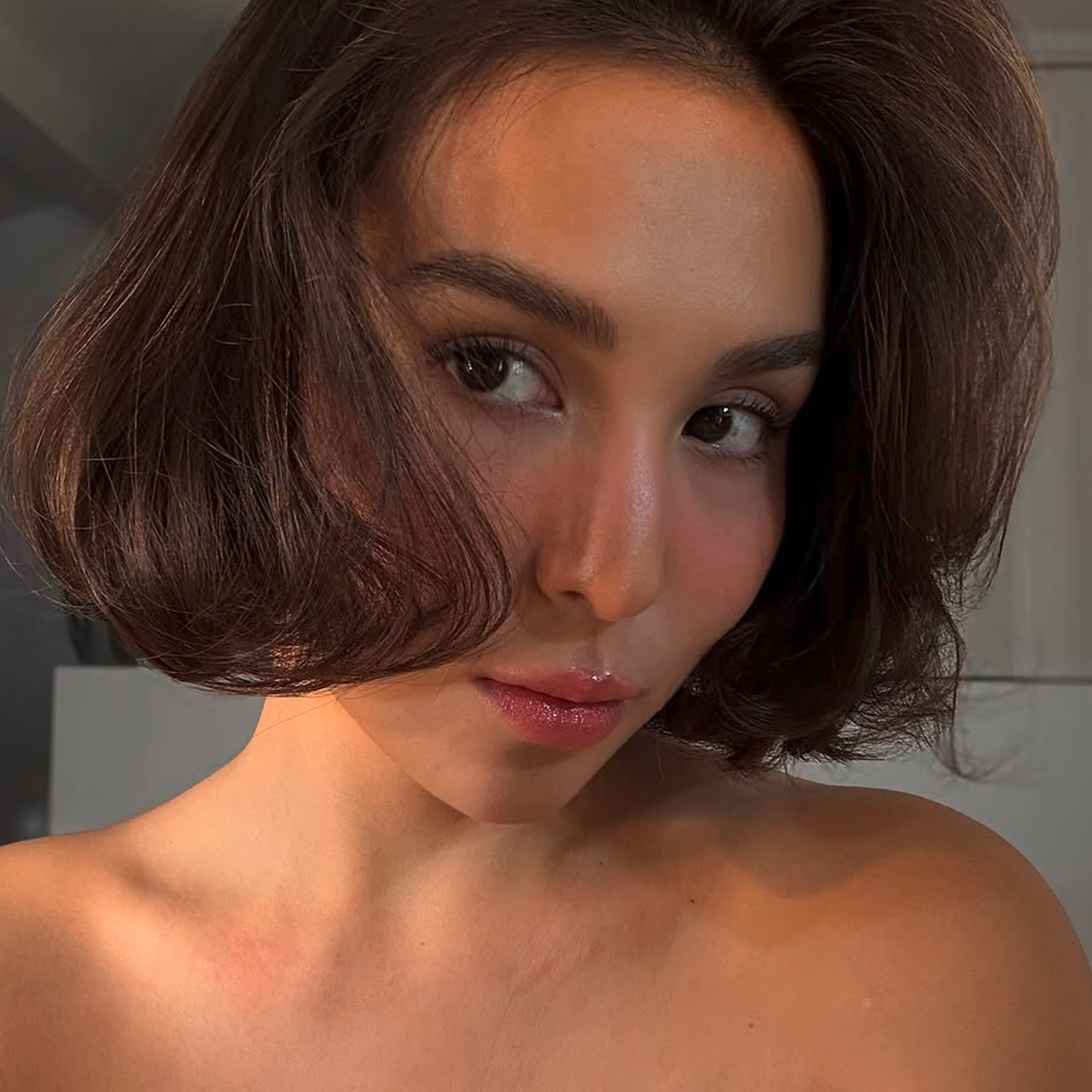 Filipina actress in natural-looking blush makeup.