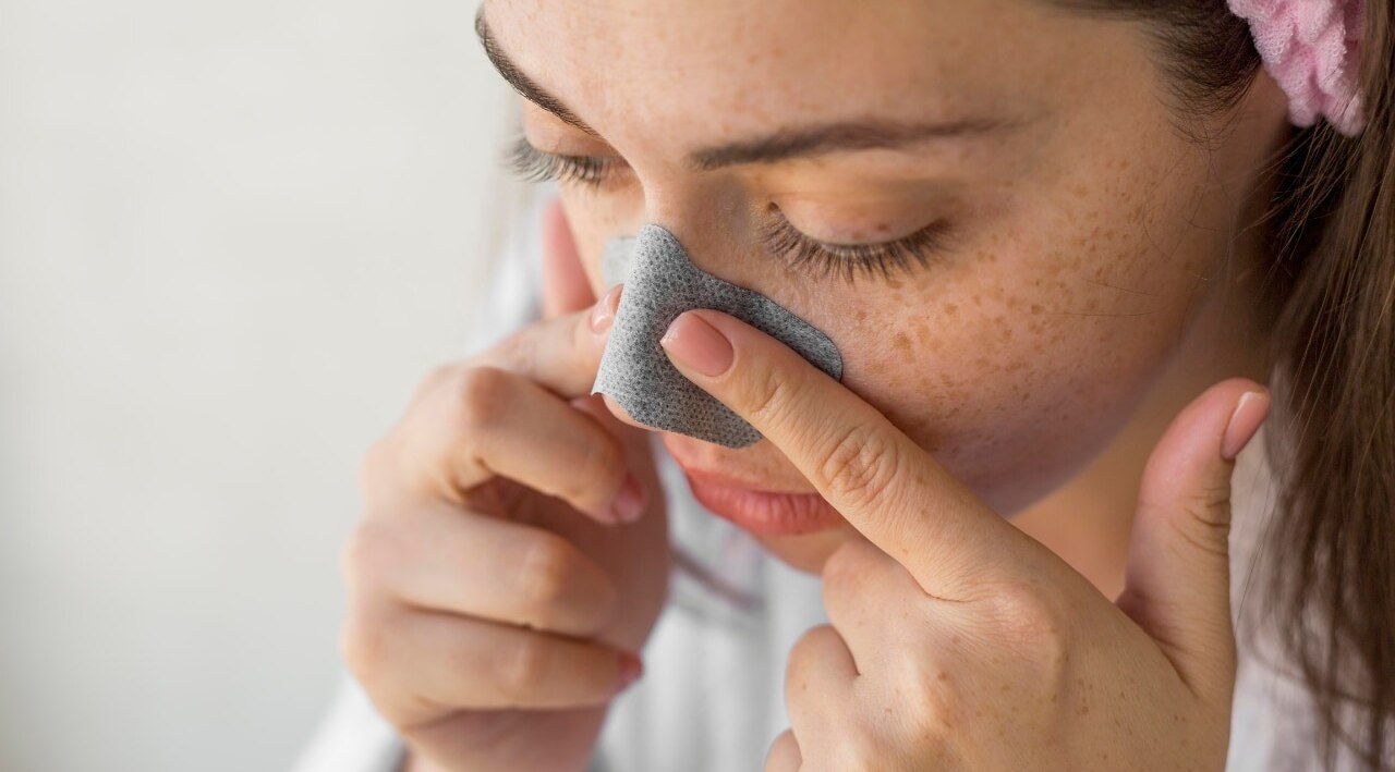 Softens blackheads