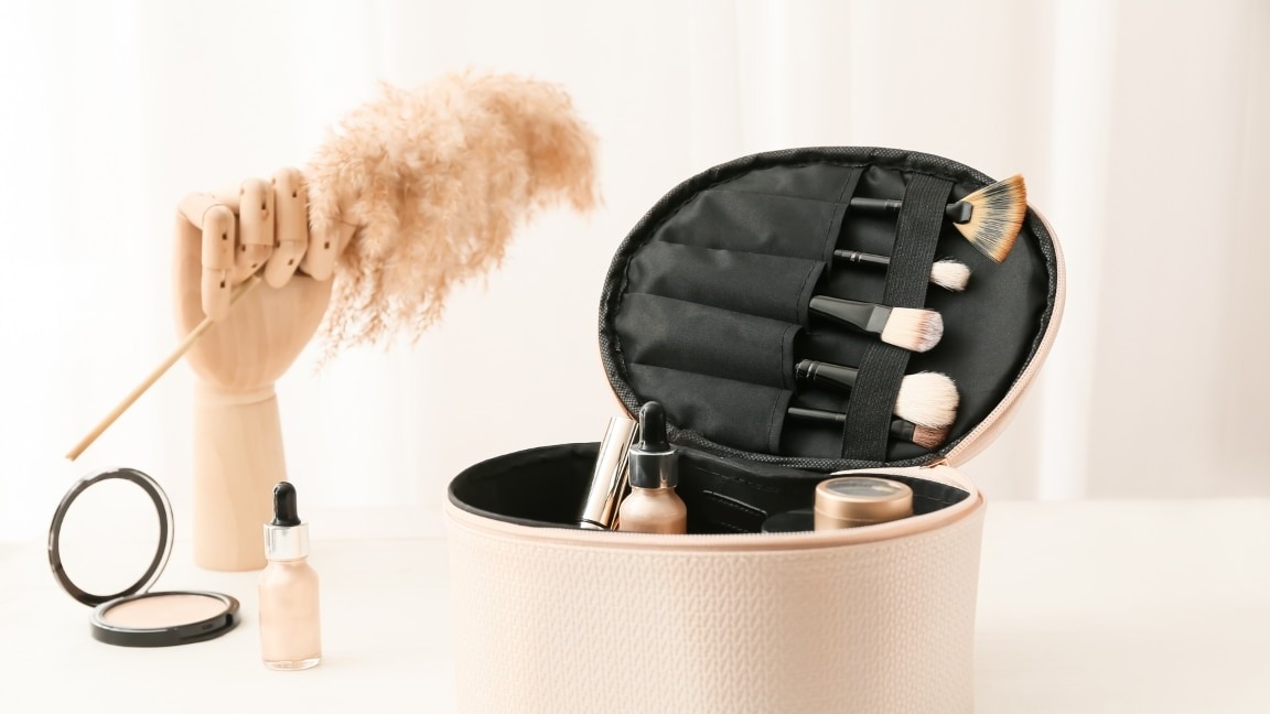 Image of How to Clean Makeup Brushes at Home – Easy Guide to Wash & Sanitize Them