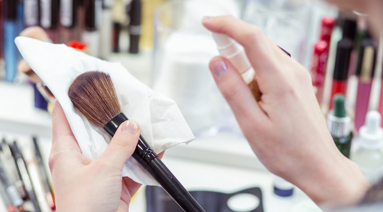 How to Clean and Wash Makeup Brushes: Step-by-Step Guide