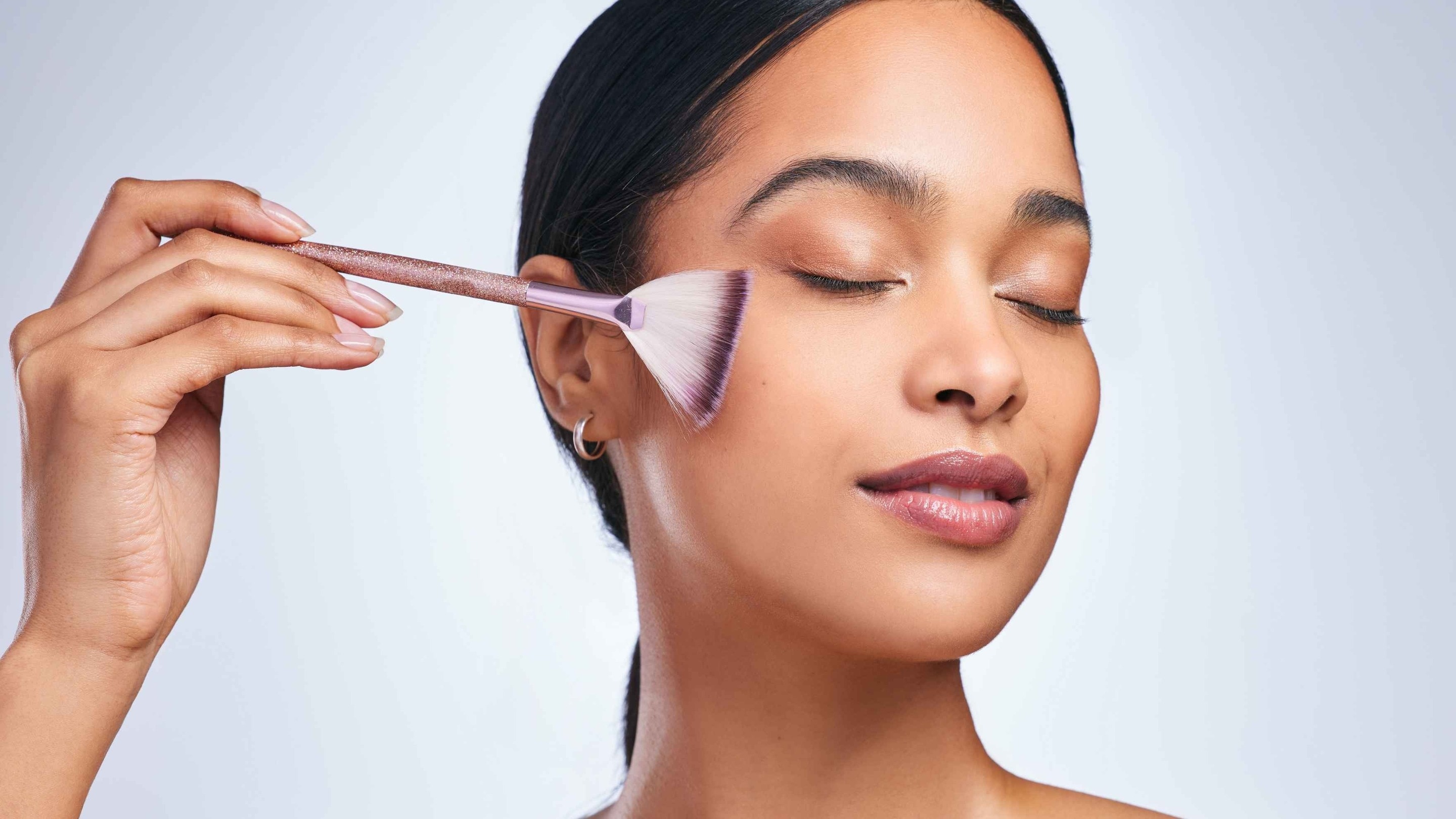 What Is Highlighter Makeup?