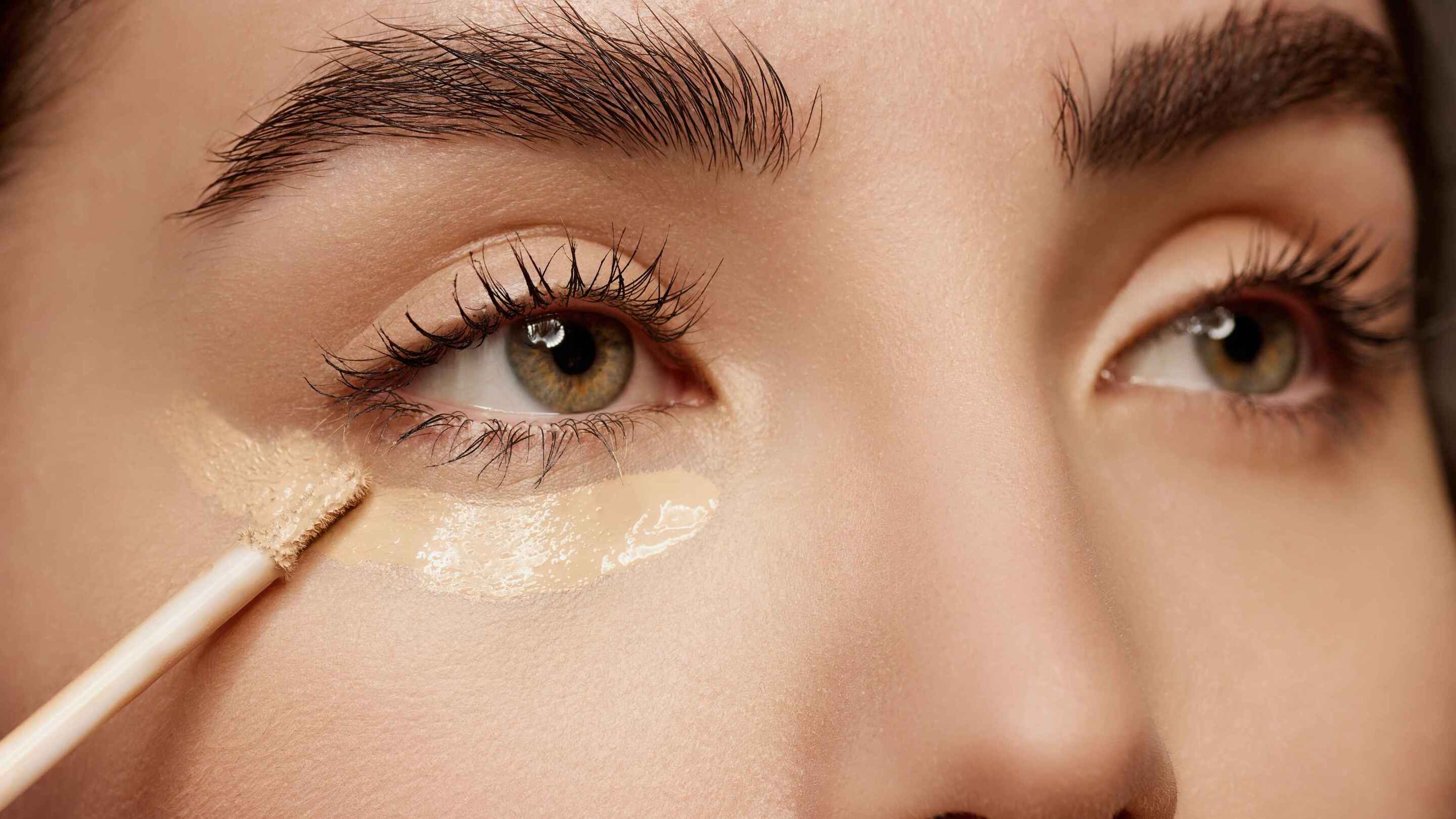 When to Use Concealer – Before or After Foundation?