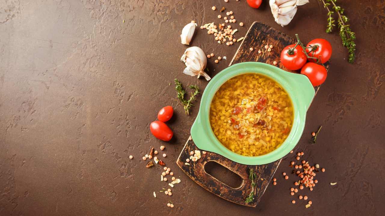 For clogged pores – Aloe Vera + Masoor Dal (Red lentil) + Tomato paste