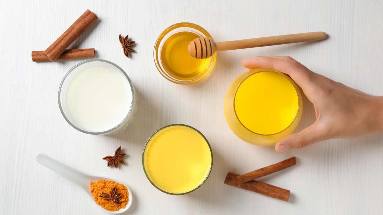 For dull skin – Aloe Vera + Turmeric + Honey facemask