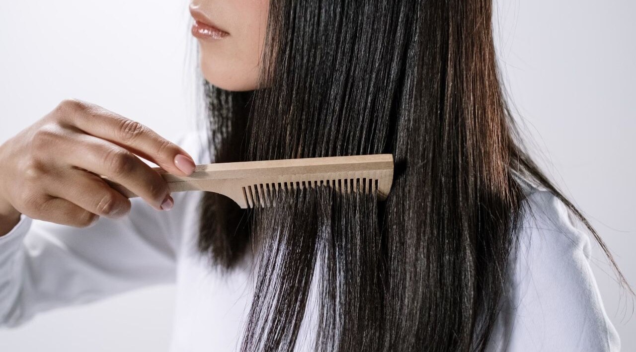 How does the homemade hair straightening gel work?
