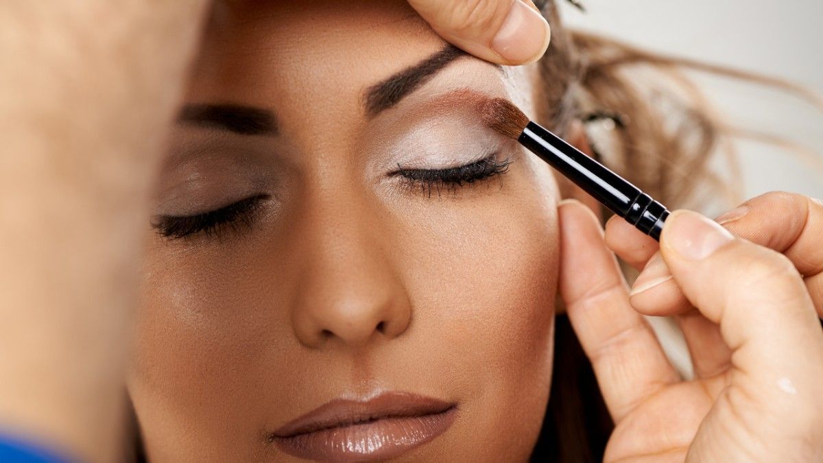 Time for some eyeshadow 
