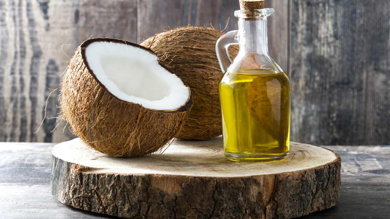 To moisturise skin – Aloe Vera + Coconut oil