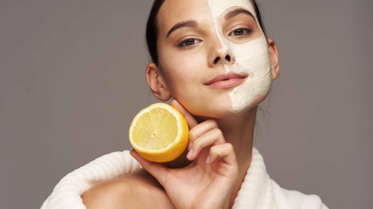To remove sun tan – Aloe Vera + Lemon facemask
