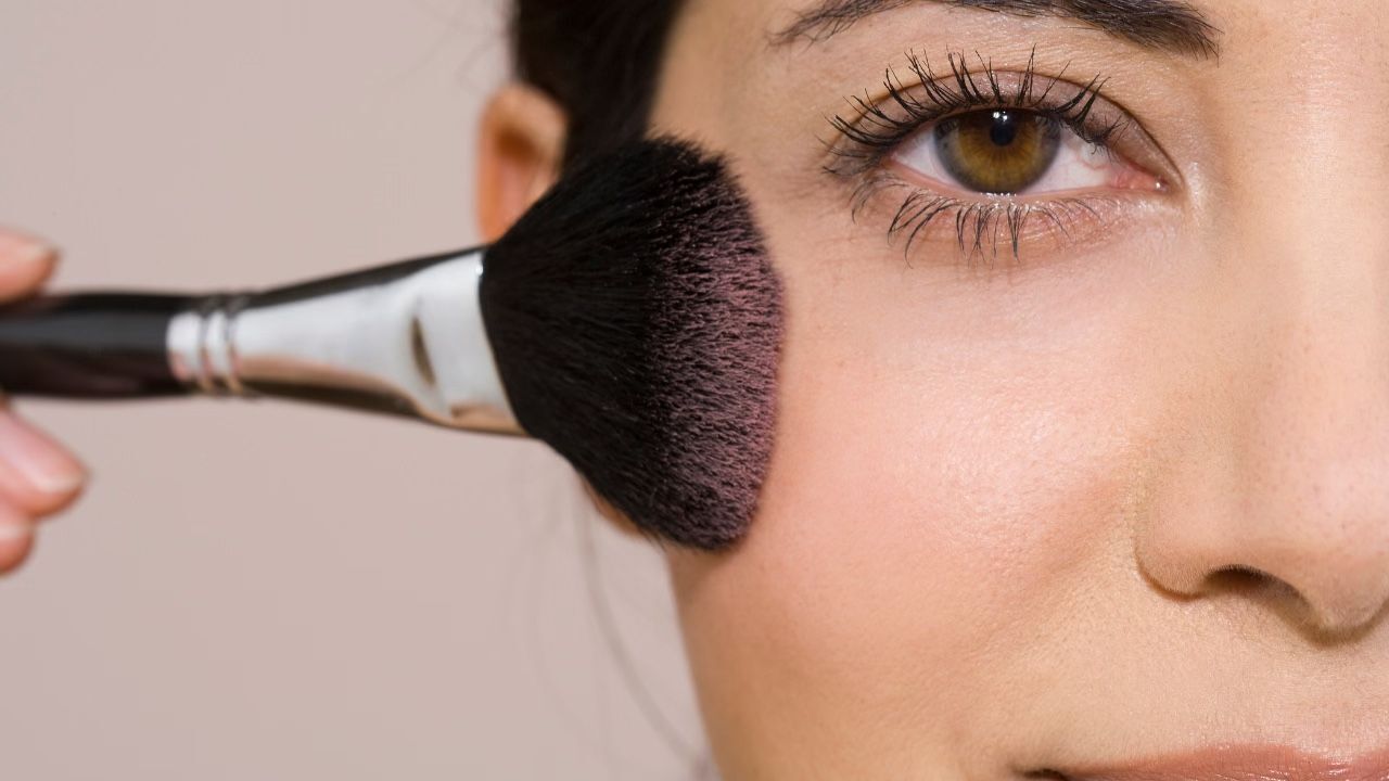 Use blush to hide the chubbiness