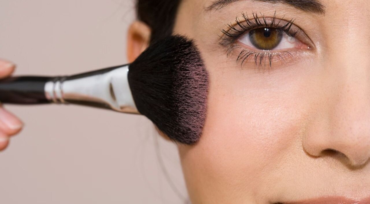 Use blush to hide the chubbiness