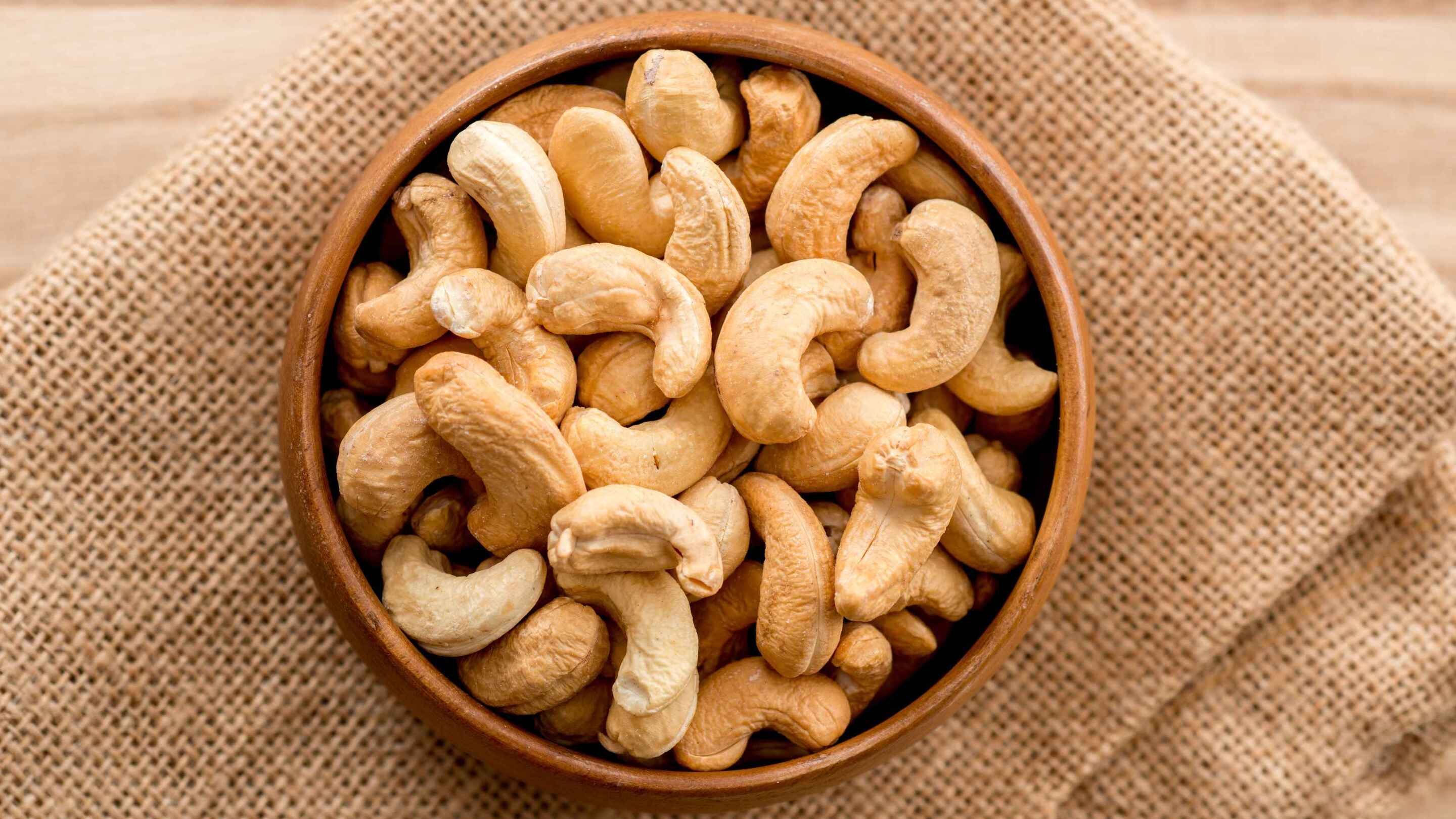 Cashews (30 g) – 74 mg