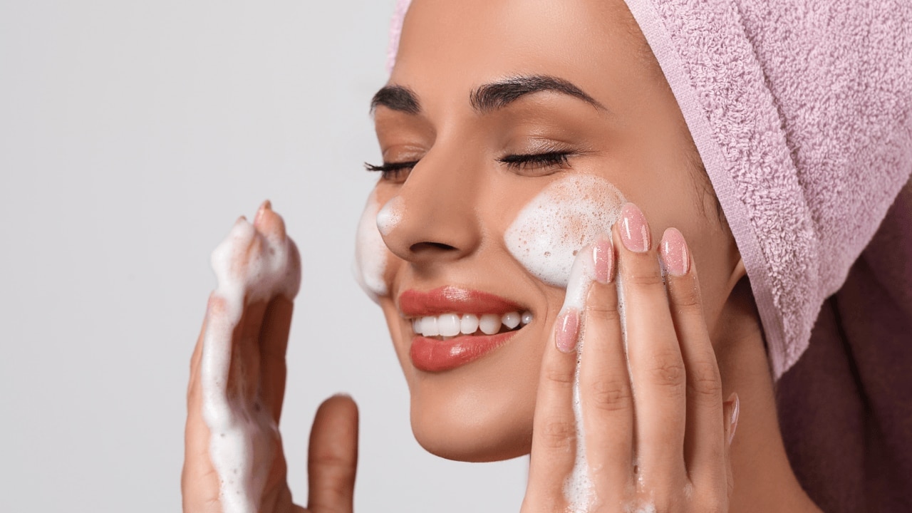 1.Cleanse your face well