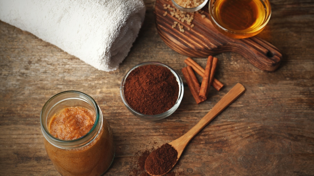 Cinnamon powder scrub